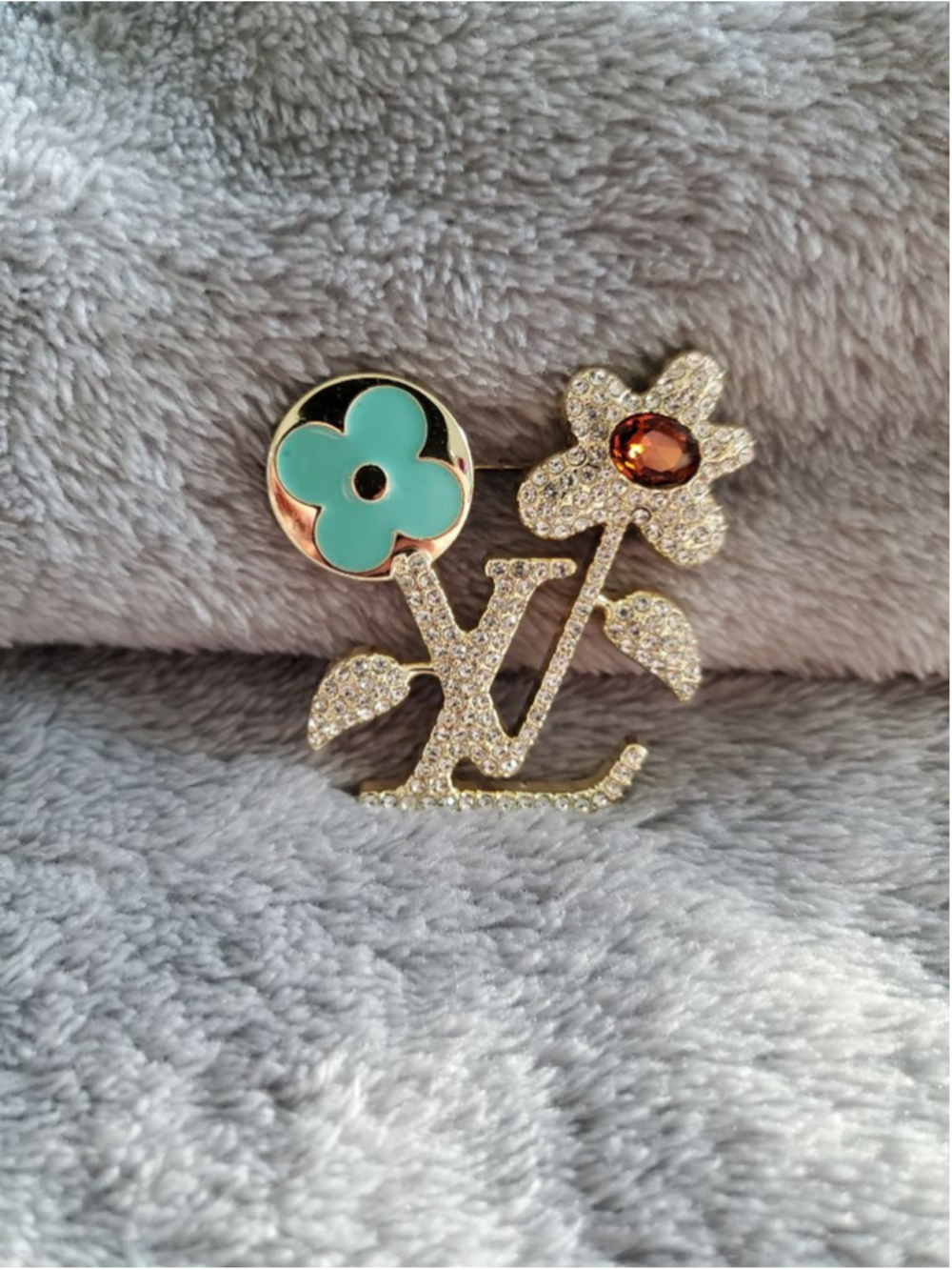 💛✨ Add instant charm to your outfit with this one‑of‑a‑kind floral brooch